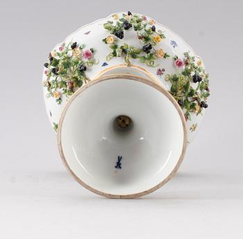 SKÅL PÅ FOT, porslin, Meissen, 1900-talets första hälft.