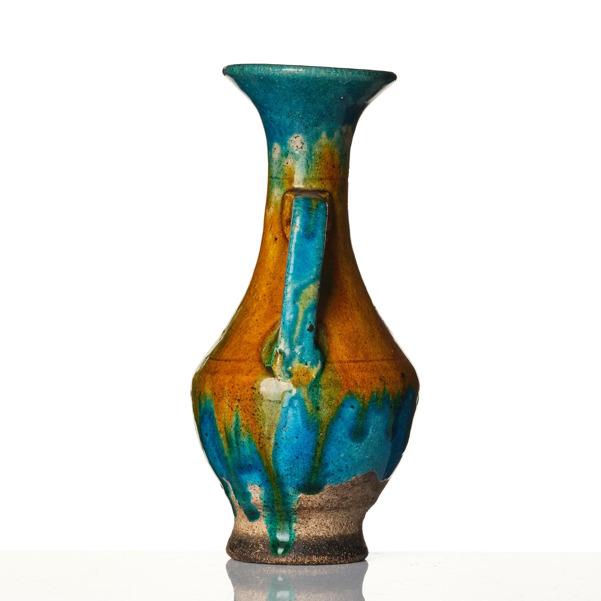 A yellow and turquoise glazed amfora vase, Ming dynasty (1368-1644).