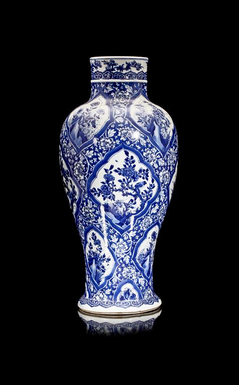 URNA/GOLVVAS, porslin, Kangxi, Kina, 1600/1700-tal.