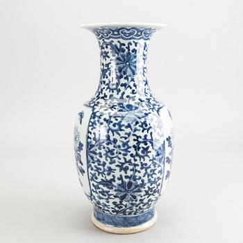 A blue and white vase, late Qing dynasty, circa 1900.