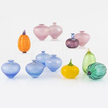 Bertil Vallien, vaser, 8 st, och Gunnel Sahlin, dekorationsfrukter, 4 st, Kosta Boda.