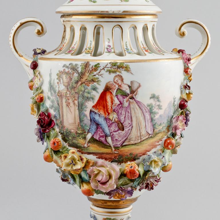 PRAKTURNA, porslin, Wien, 1800-talets andra hälft.