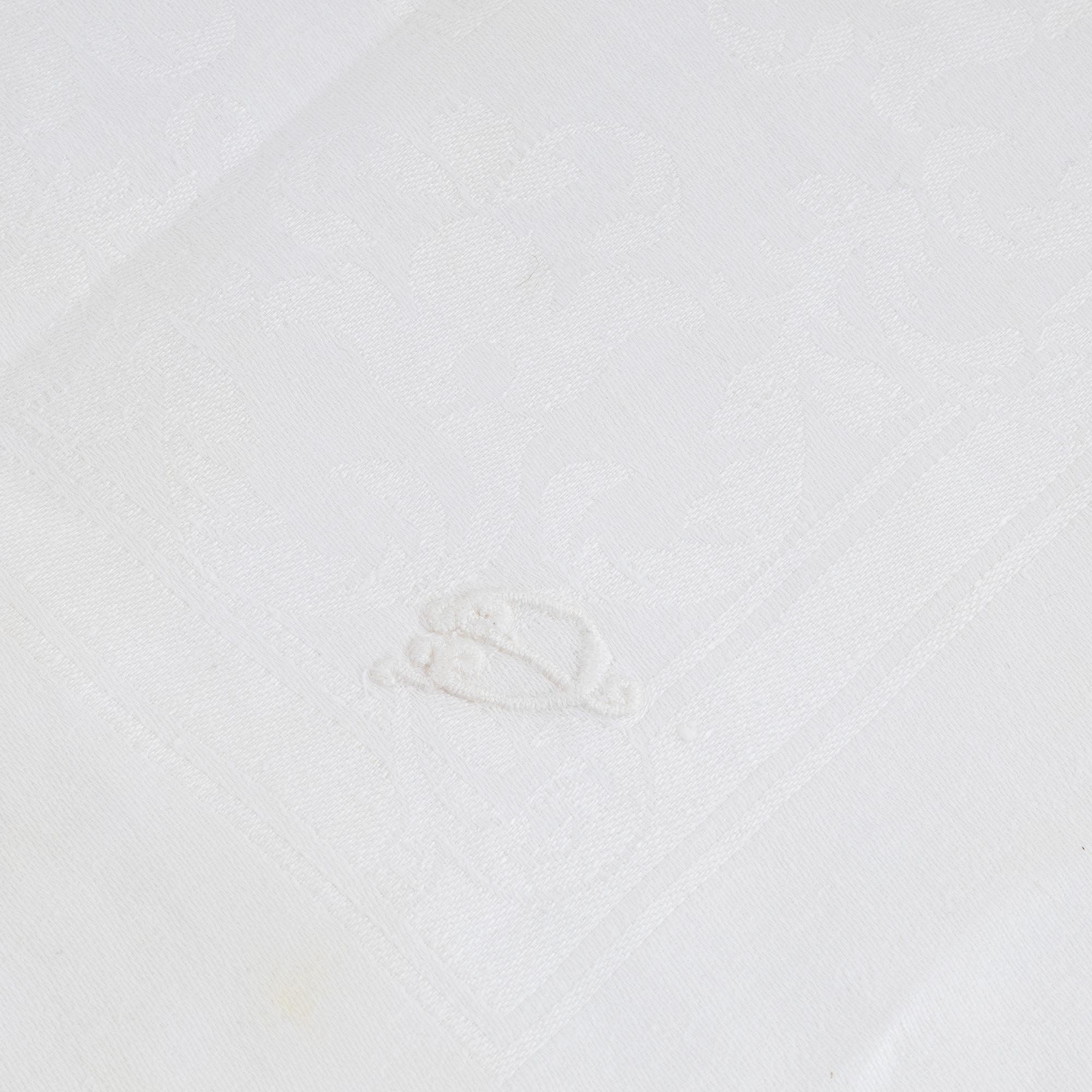 9 servetter samt 4 udda dukar, linnedamast, 18/1900-tal.