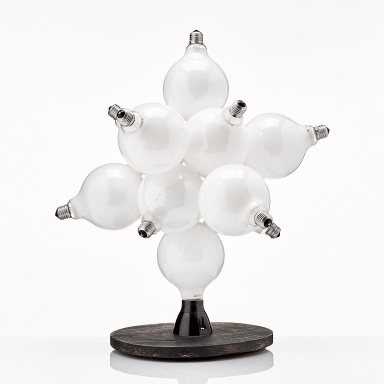 Dan Wolgers, "Skulptur I (Glödlampor)".