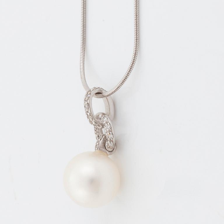 White gold, cultured pearl and brilliant cut diamond necklace, Golden Lady.