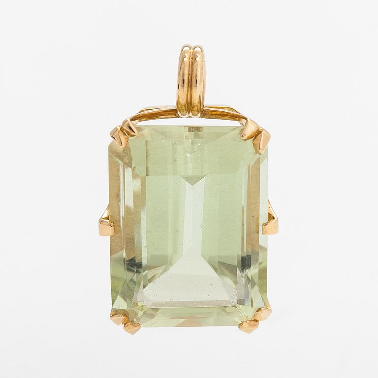 An 18K gold and beryl pendant.