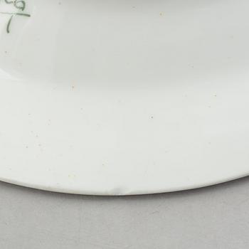 Serveringsfat, två stycken, samt sil till fiskfat, porslin, "Musselmalet", Royal Copenhagen.