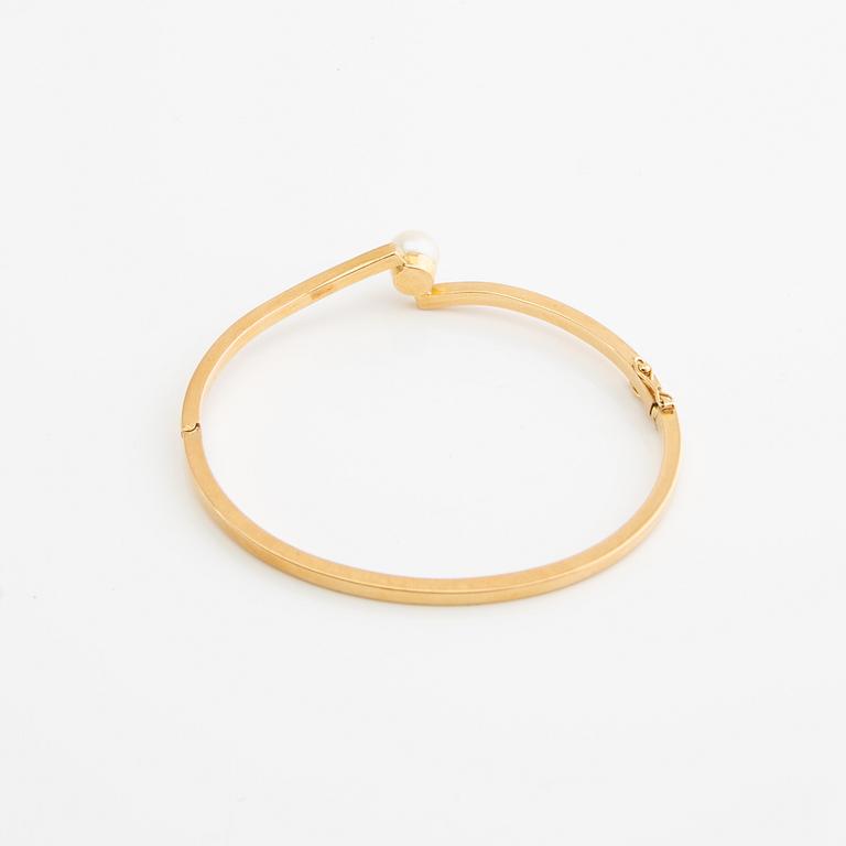 Bracelet and ring, 18k gold with pearls and brilliant-cut diamonds.