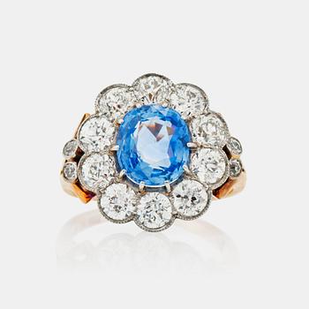 1324. A circa 3.00 ct Ceylon sapphire and old-cut diamonds, total carat weight circa 2.50 cts. Made by Hugo Strömdahl 1959.