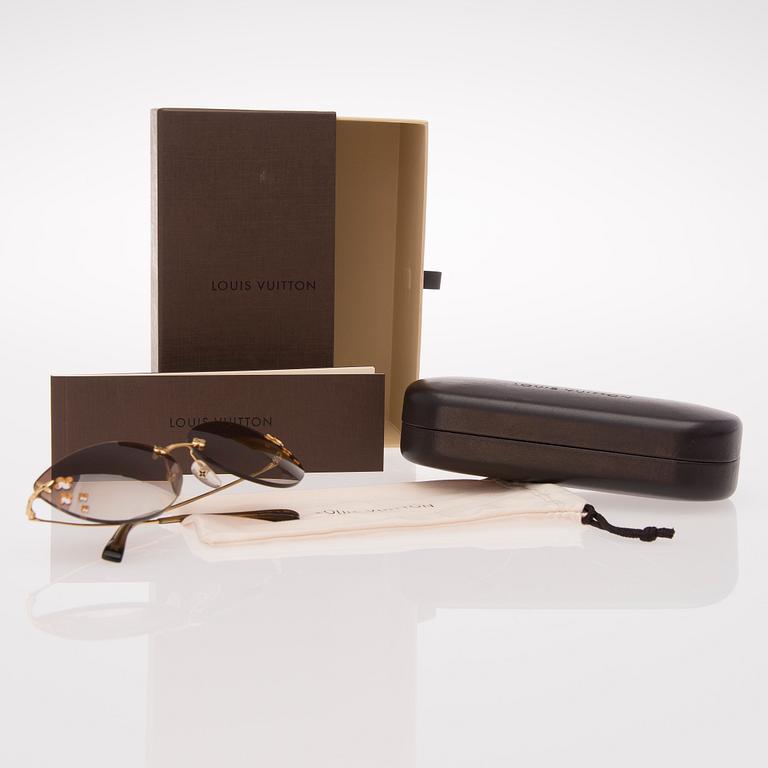 A PAIR OF LOUIS VUITTON SUNGLASSES, "Desmayo Cat Eye Brown".