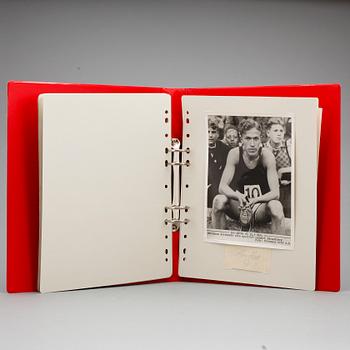 AUTOGRAFER AV IDROTTSMÄN, 14 st, bla Jesse Owens, Björn Borg och Jack Dempsey, egenhändiga.