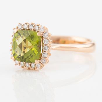 Ring in 18K gold with a faceted peridot and round brilliant-cut diamonds.