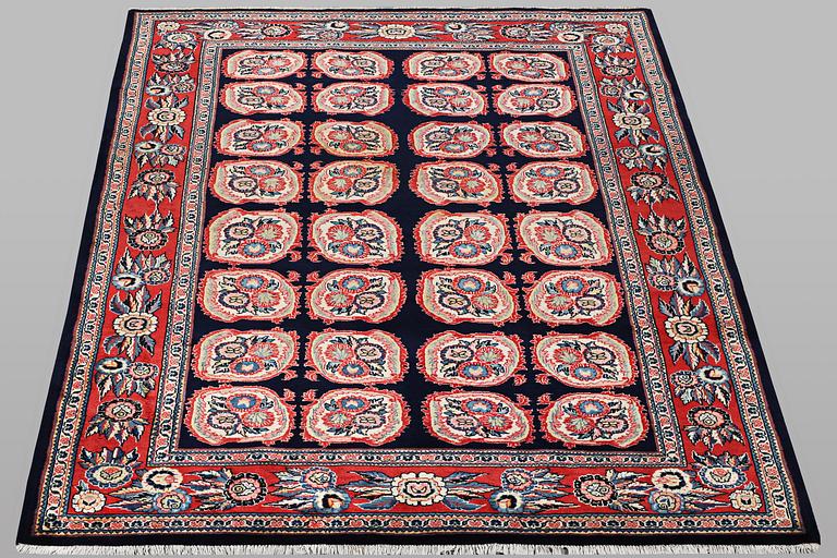 A carpet, Sarouk, ca 267 x 173 cm.