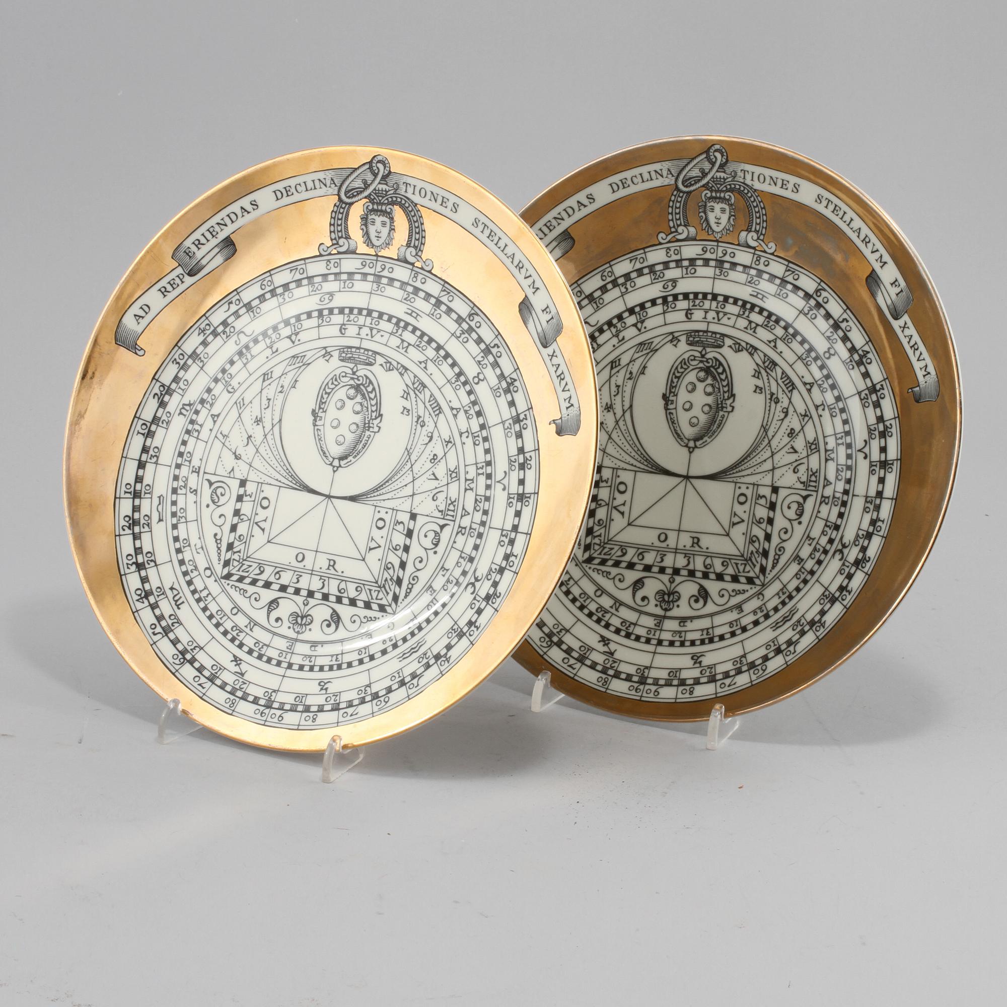 TALLRIKAR, ett par, porslin, "Astro Labio", Piero Fornasetti, Milano, 1900-talets andra hälft.