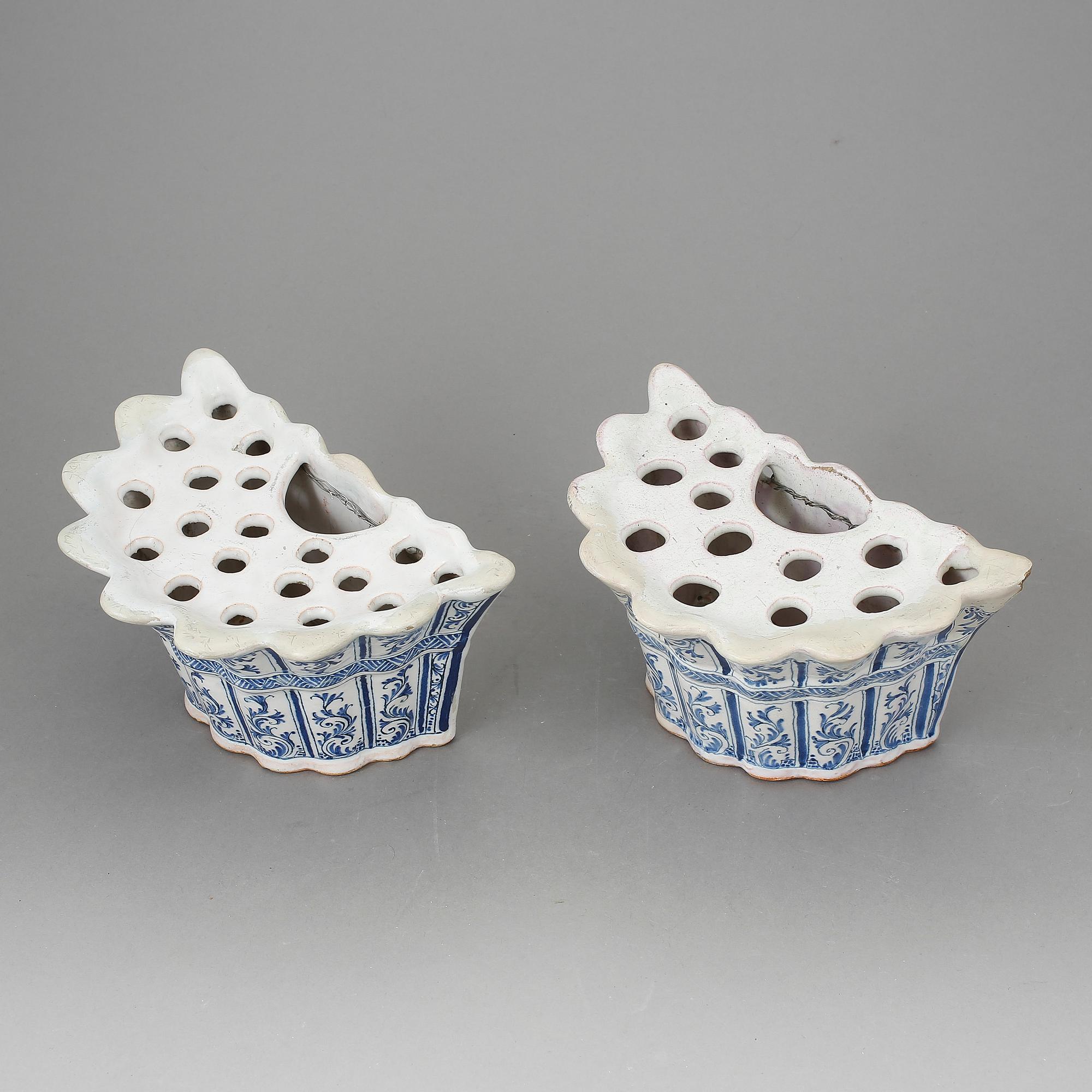 VÄGGVASER, ett par, fajans. Sannolikt Delft, Holland. Troligen 1800-tal.