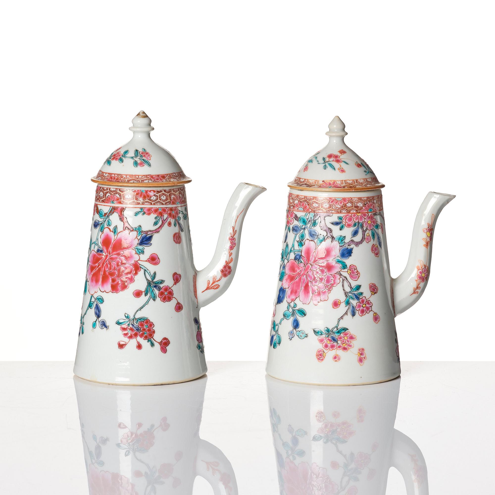 Kaffekannor med lock, ett par, porslin. Qingdynastin, Qianlong (1736-95).