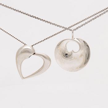 Georg Jensen 2 hängen med kedjor,sterling silver,  "Artist heart" av Karim Rashid, "Hidden heart" av Torun Bülow-Hübe.