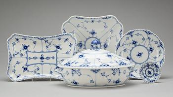SERVISDELAR, 31 delar, porslin, "Musselmalet", Royal Copenhagen.