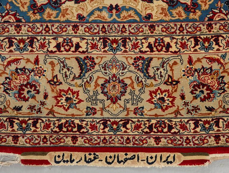 Matta, old Isfahan, signerad, ca 217,5 x 176,5 cm.