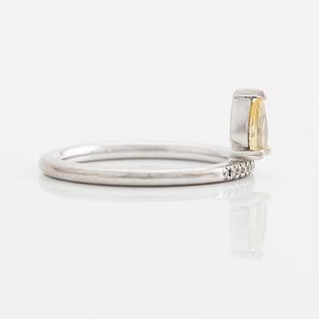 Ring, Cecilia Kores, Mumbai Stockholm, med droppformad gul safir och små briljantslipade diamanter,