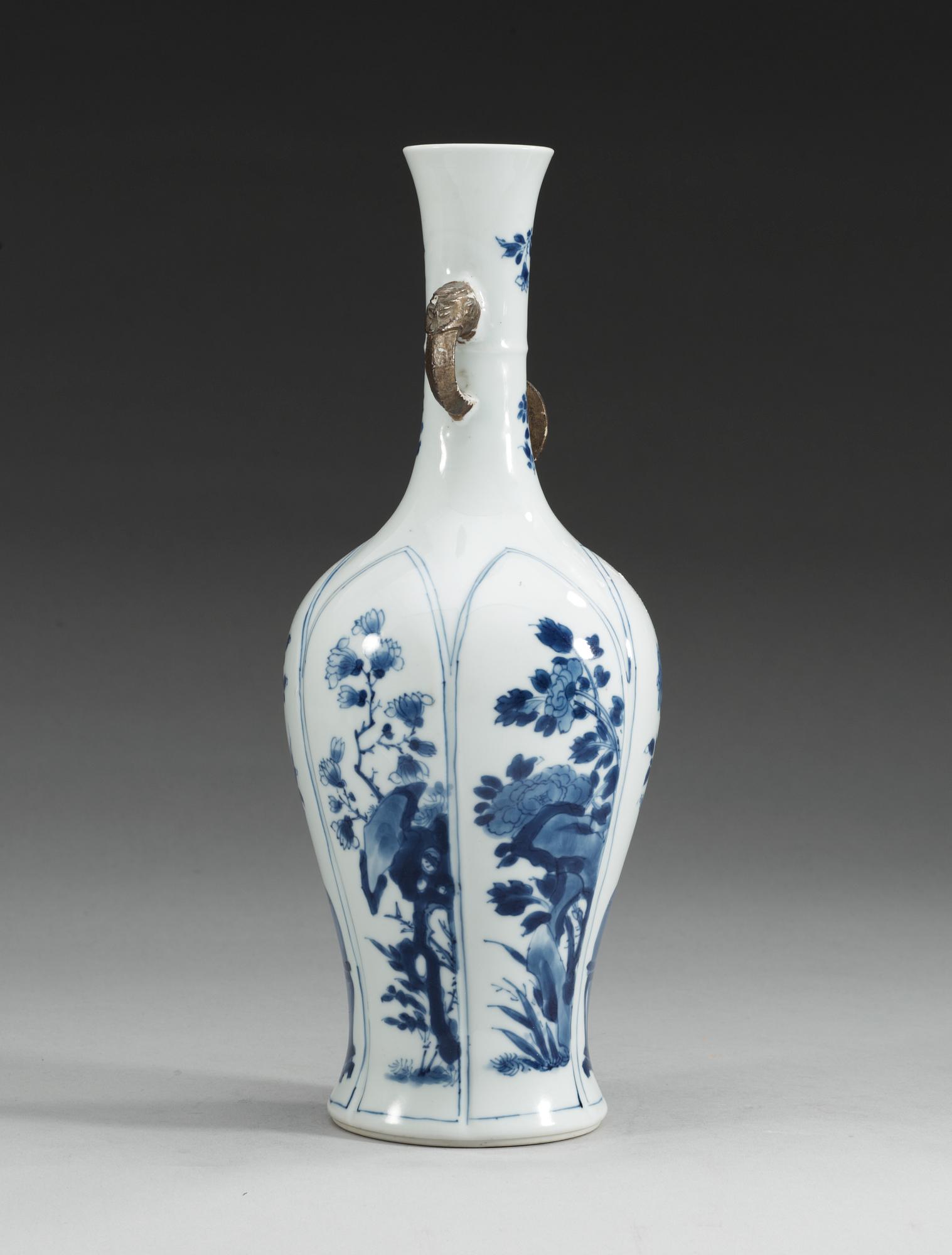 A blue and white vase, Qing dynasty, Kangxi (1662-1722).