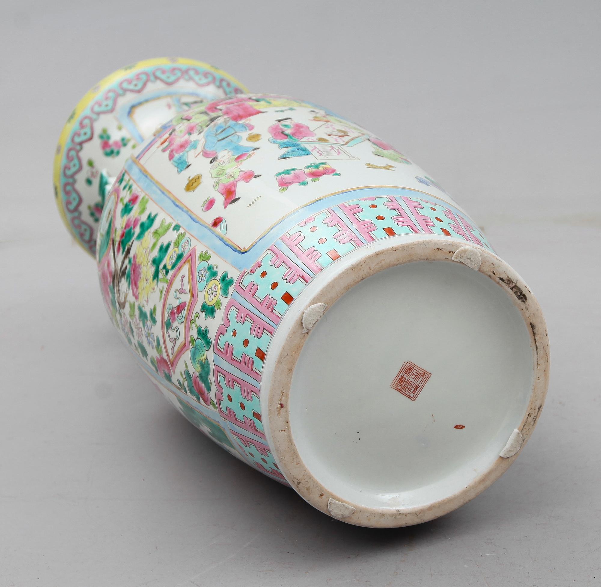 GOLVVAS, porslin, Kina, 1900-talets andra hälft.