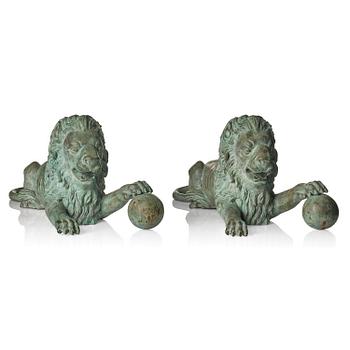 423. A pair of bronze garden sculptures of lions, 20th century.