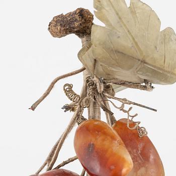 A set of eight decorative grapes in the material nephrite, quarts, amethyst.