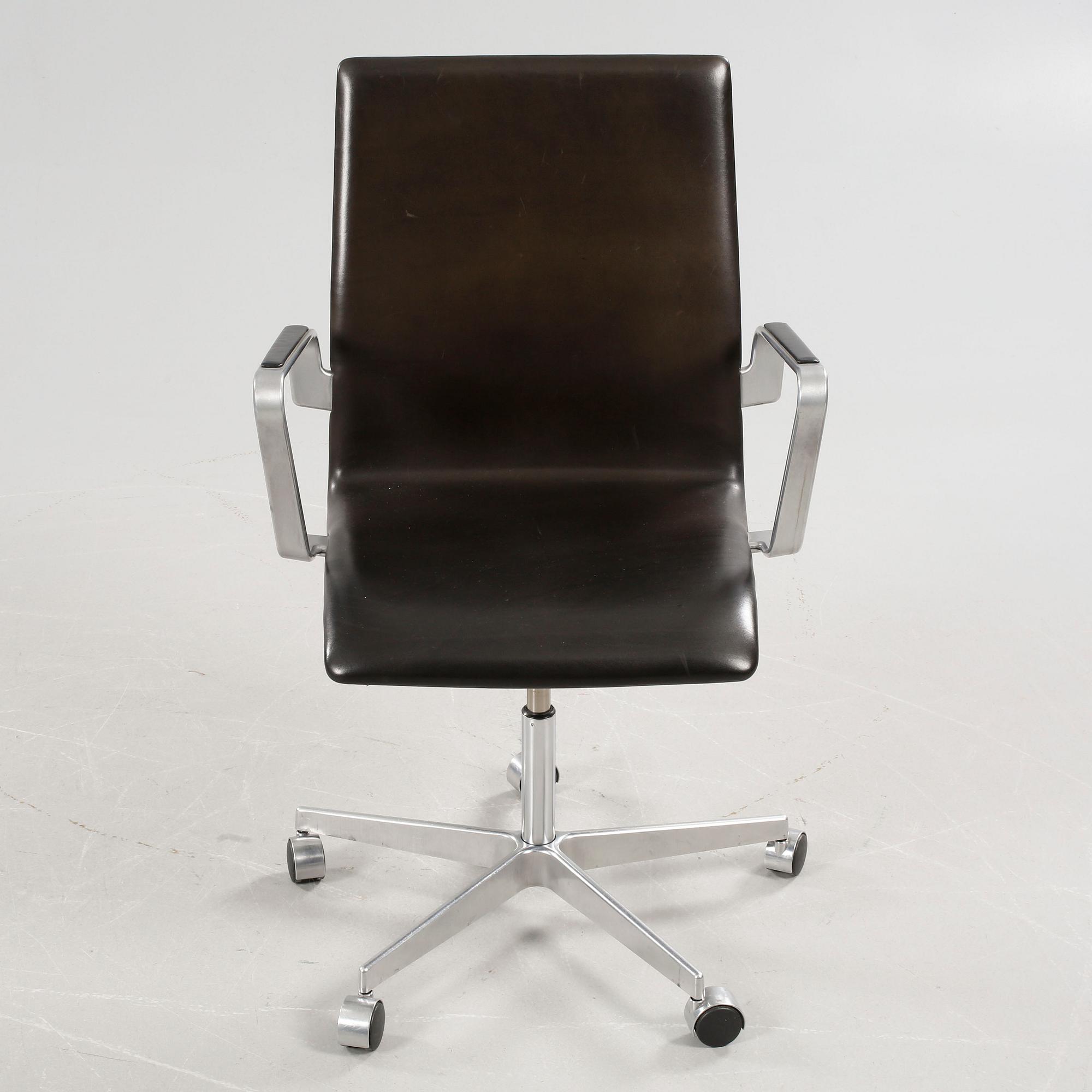 A desk chair, model Oxford, designed by Arne Jacobsen for Fritz Hansen, 2005.