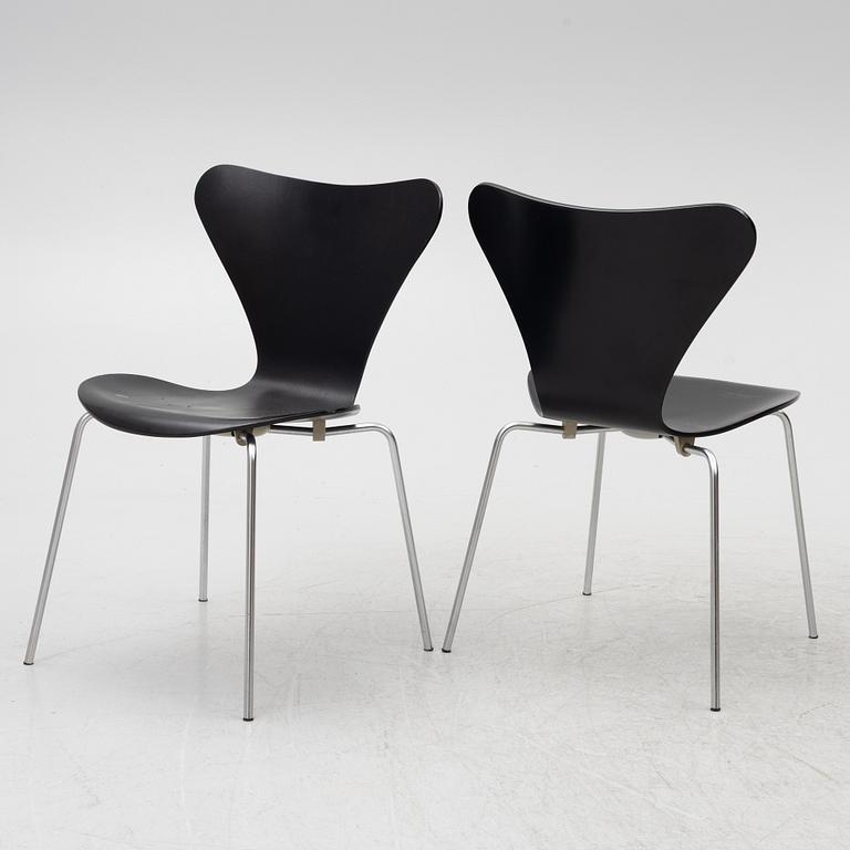 Arne Jacobsen, six 'Series 7' chairs, Fritz Hansen, Denmark, 1970-71.