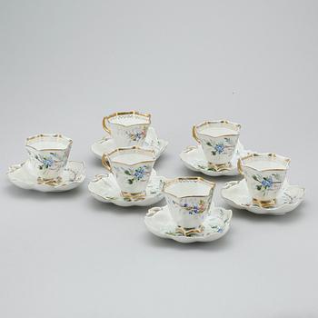 KOPPAR PÅ FAT, porslin, 6 st, Kuznetsov, Dmitrov Factory 1891-1917. Ryssland omkring 1900.