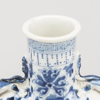 A BLUE/WHITE CHINESE QING DYNASTY VASE.