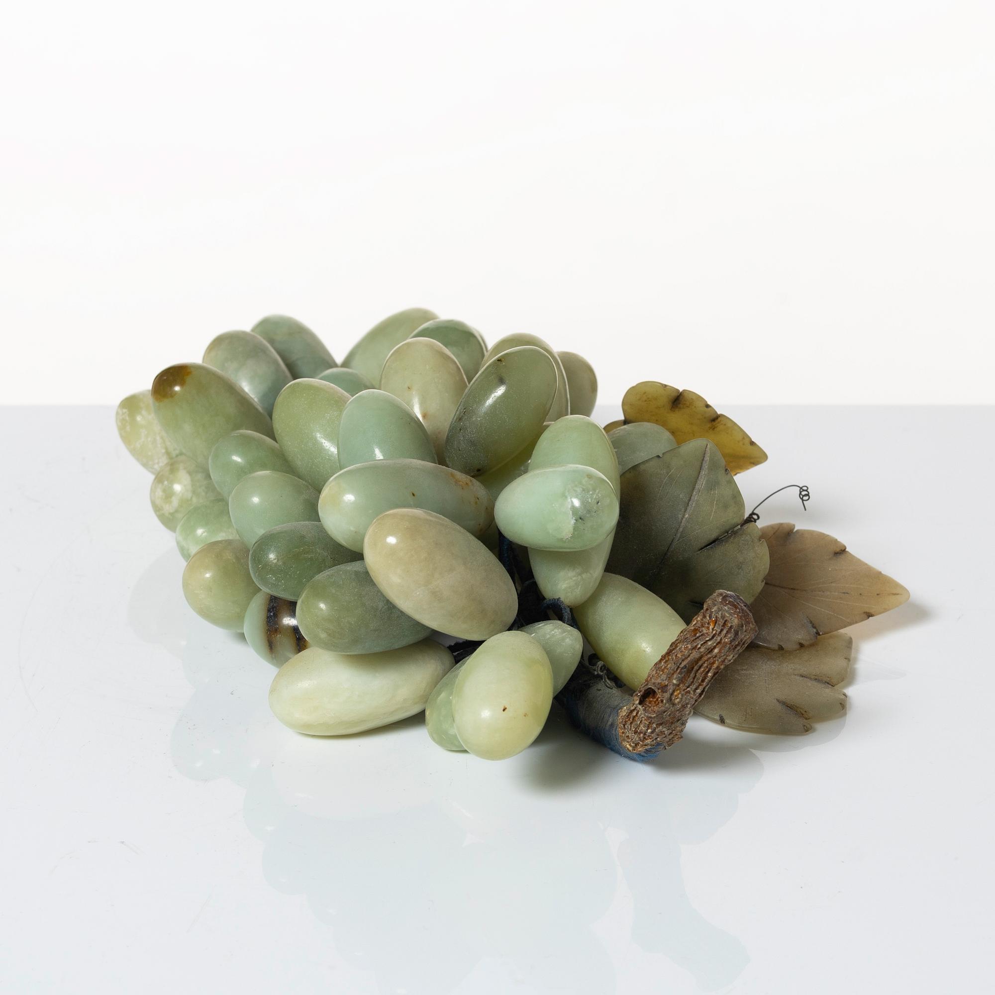 Bordsdekorationer i form av druvklasar, 2 st, 1900-talets mitt.