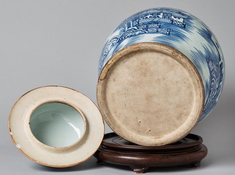 A large blue and white jar with cover, Qing dynasty, Jiaqing (1796-1820).