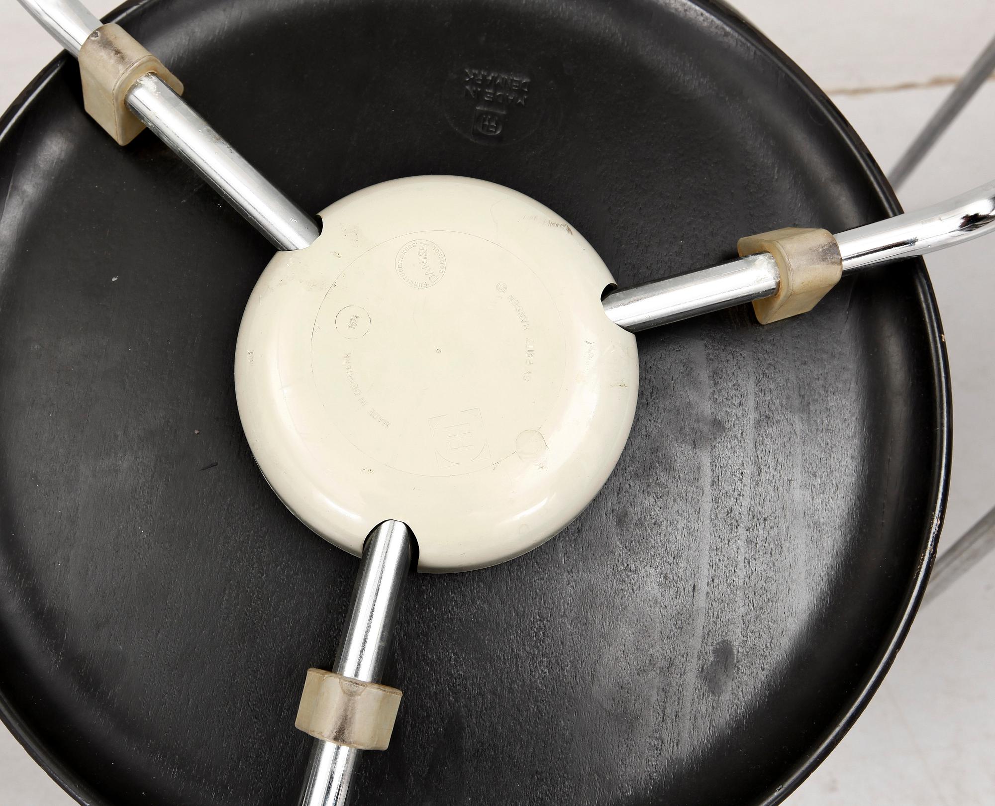 STOLAR samt PALLAR, 8 delar, bl a "Sjuan", Arne Jaconssen, Fritz Hansen, Danmark 1900-talets mitt.