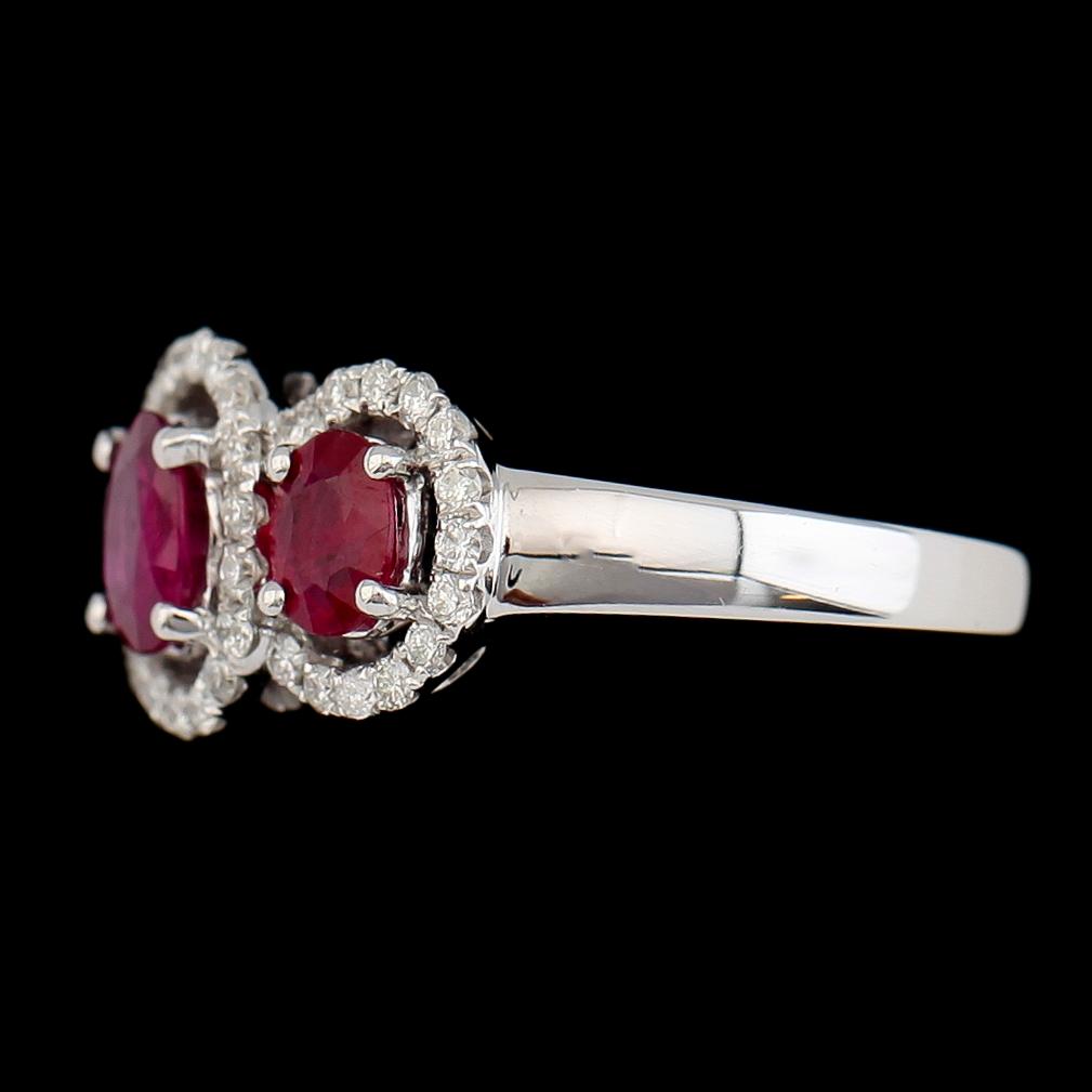 RING, 18 k vitguld, rubiner tot 1.37 ct, briljantslipade diamanter tot 0.45 ct. Vikt 6,3 g.