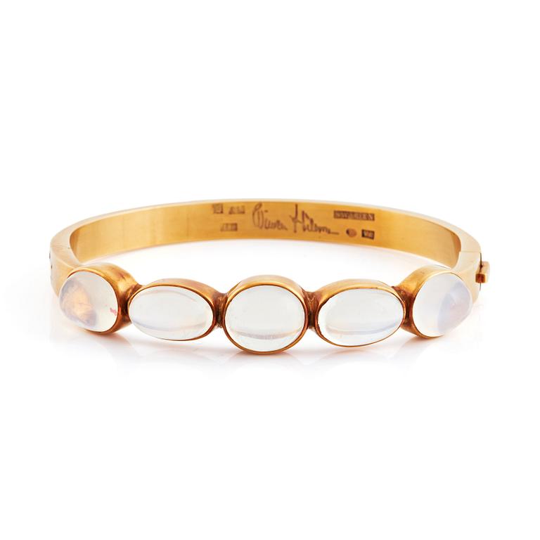 Wiwen Nilsson, an 18K gold bracelet set with cabochon-cut moonstones, Lund 1947.