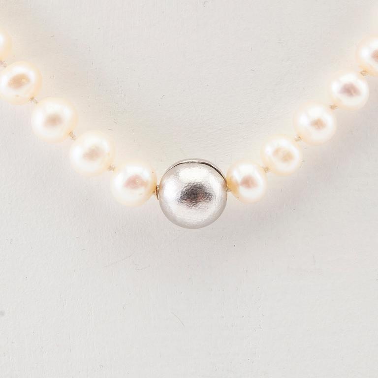 Ole Lynggaard, clasp in 18K white gold with a necklace of cultured pearls.