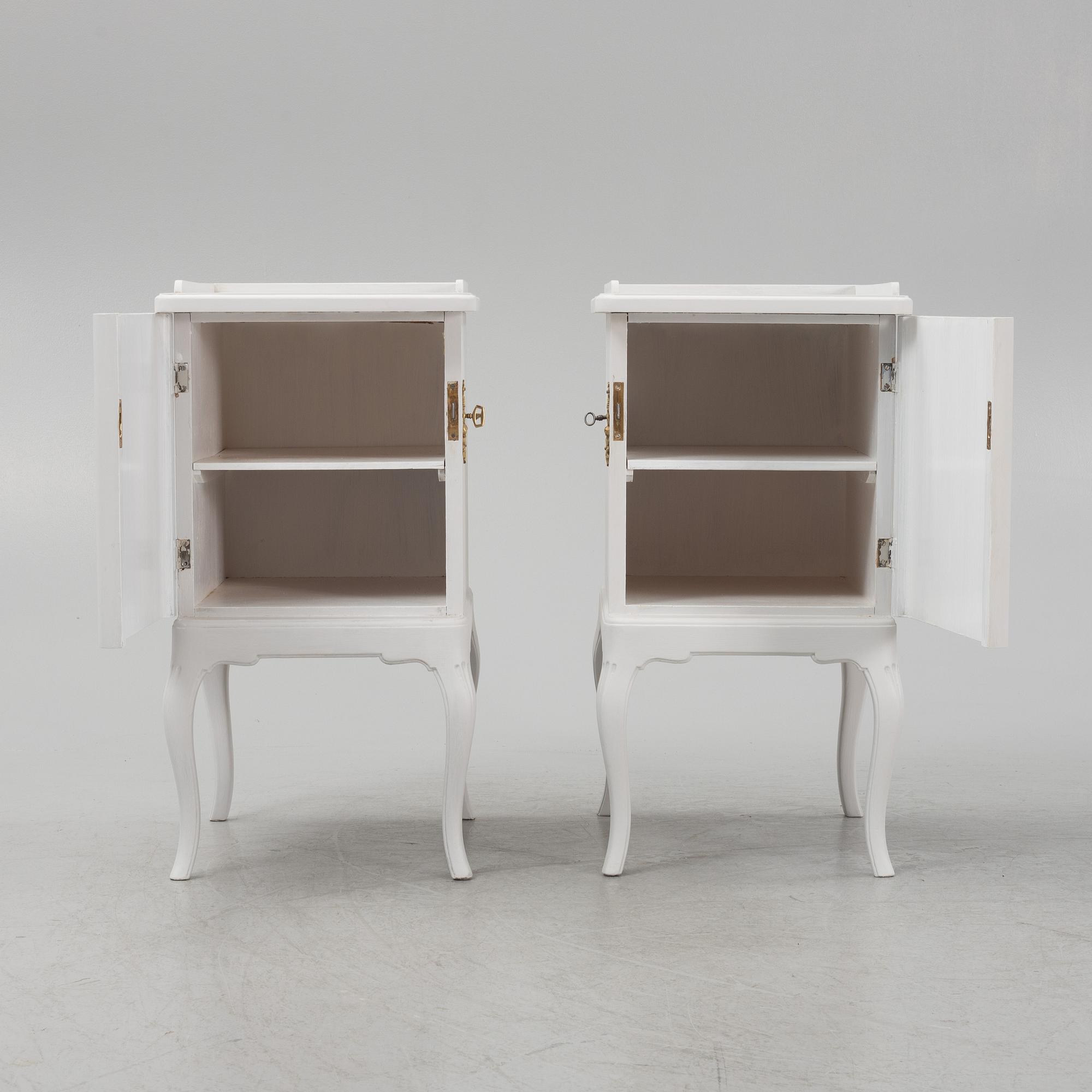 Sängbord, ett par, rokokostil, tidigt 1900-tal.