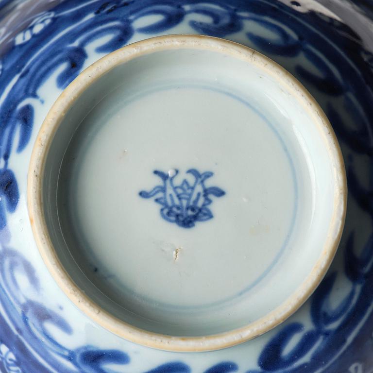 A pair of blue and white reverse decorated floral bowls, Qing dynasty, Kangxi (1662-1722).
