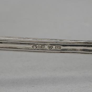 TÅRTKNIV och SOCKERSTRÖARE, silver, Gustaf Dahlgren, Malmö 1861 samt Norrköping 1858. Vikt ca 110 gram.