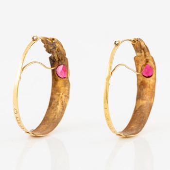 A pair of earrings in 18K gold with red glass, 9th century.