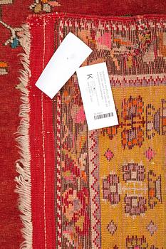 SEMIANTIK ANATOLISK. 165 x 124,5 cm, samt 5 cm slätväv på kortsidorna tillsammans.