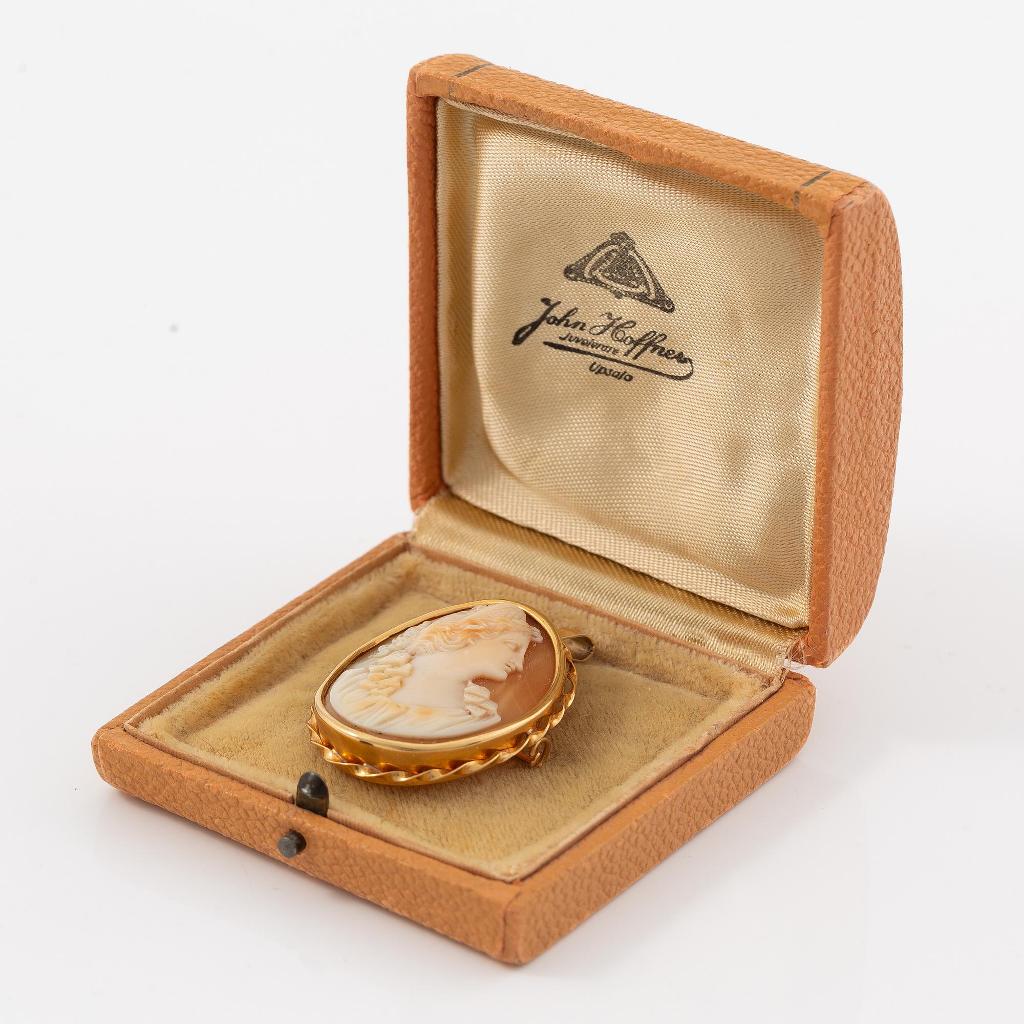 Brooch/pendant, 18K gold with shell cameo.