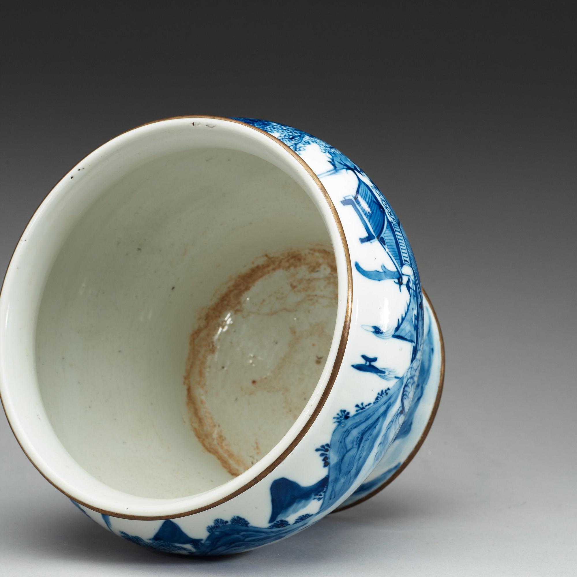A blue and white flower pot, late Qing dynasty.