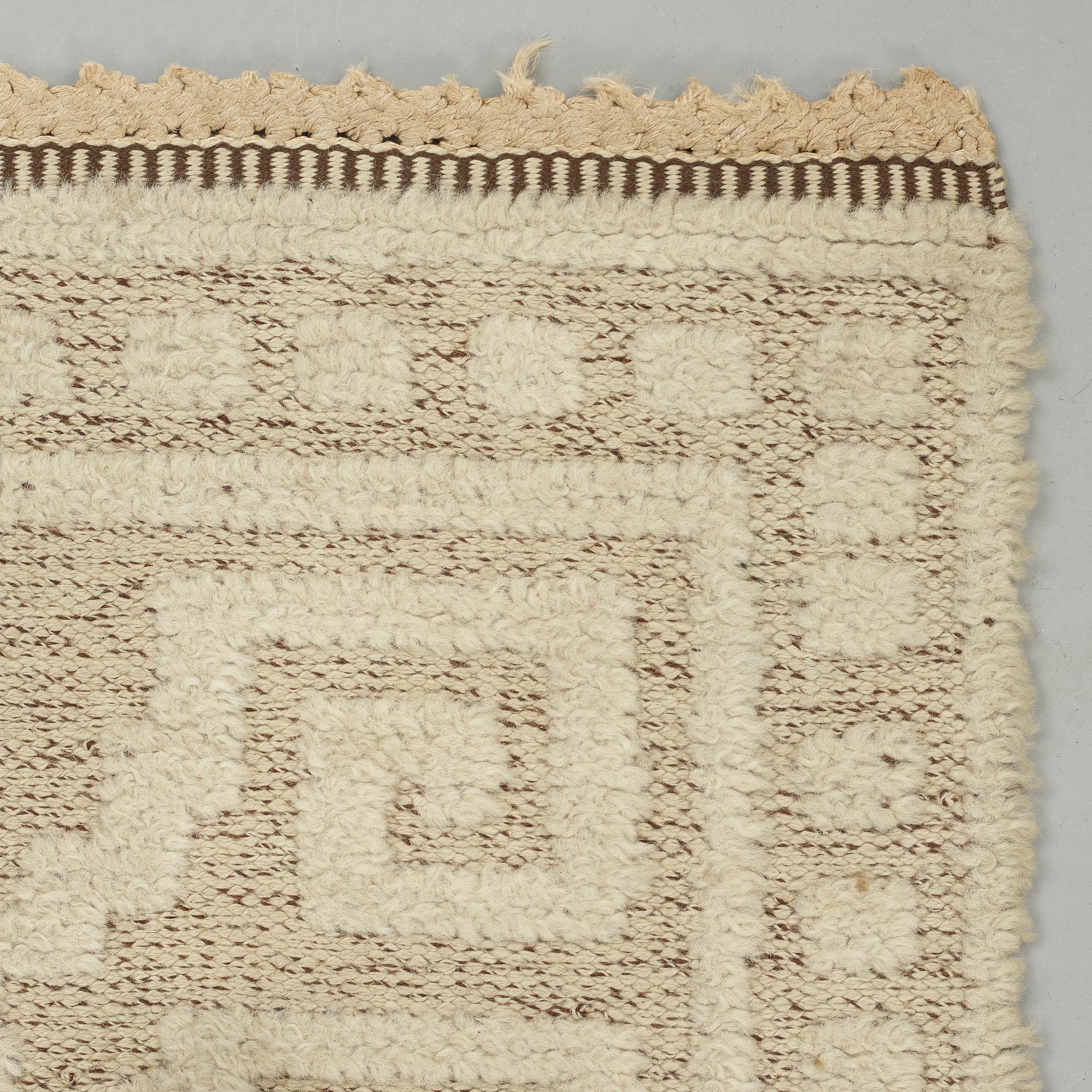 Märta Måås-Fjetterström, A CARPET, "Vita spetsporten", knotted pile in relief, ca  177,5 x 121 cm, signed MMF.