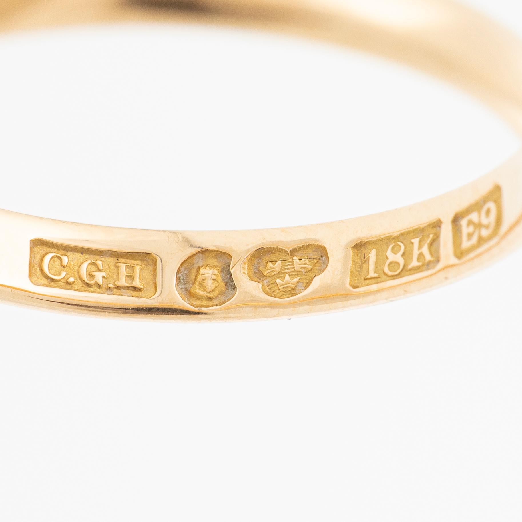 18K gold ring.