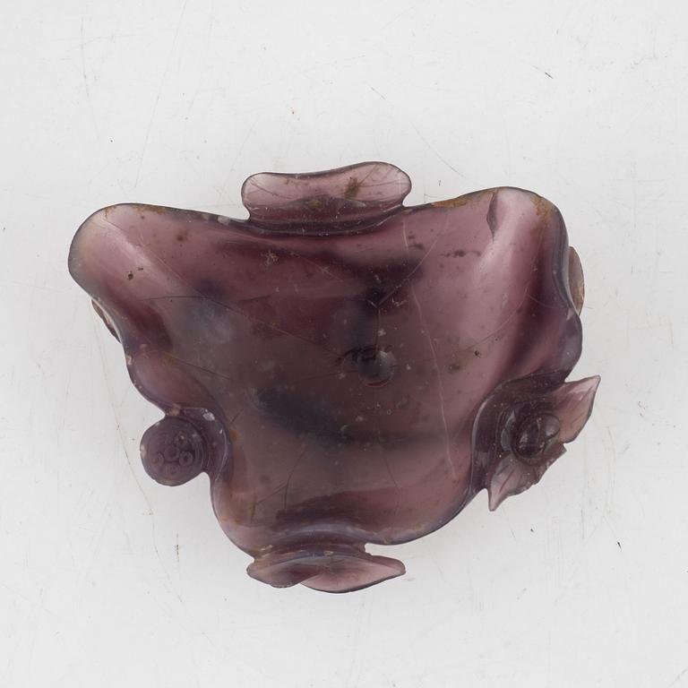 A Chinese brush washer and two figures, quartz and agate, 20th century.