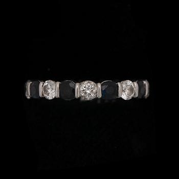 117. RING, enligt uppgift Tiffany & Co, platina med fasettslipade safirer och briljantslipade diamanter.