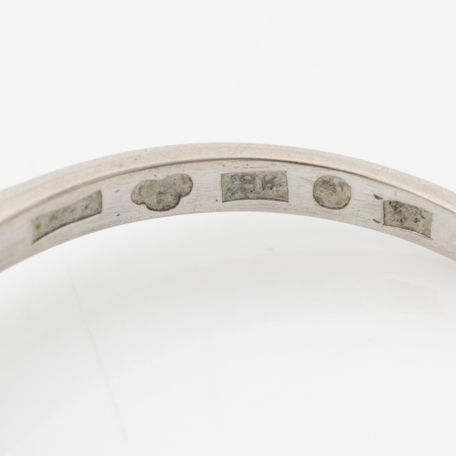 18K white gold ring with a brilliant-cut diamond.